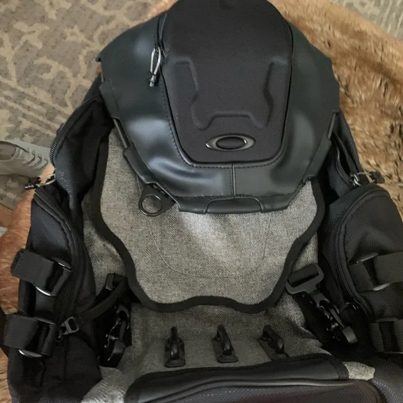 Oakley Bathroom Sink Black and Gray Men's Backpack LX - Picture 3 of 6